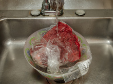 Nunca mais descongelei carne fora da geladeira depois que aprendi o jeito certo com um biomédico brasileiro