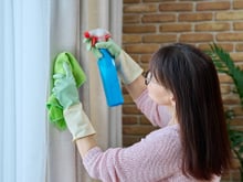 Estrangeiros estão compartilhando um truque para limpar cortinas "sem removê-las" e sem usar máquina de lavar!
