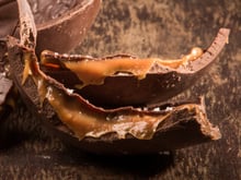 Ovo Twix é a combinação perfeita de chocolate, caramelo e biscoito que você precisa fazer nesta Páscoa!