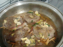 Medalhão com molho de cogumelos e azeitonas