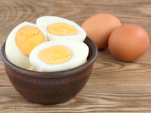 Por que cozinhar ovo com vinagre: conheça o motivo