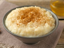Eu não volto mais para a receita antiga depois que provei essa versão de arroz doce vegano: é muito cremoso e fácil de fazer!