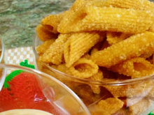 Torresmo de macarrão à pururuca é a receita perfeita para fazer um petisco rápido quando os amigos aparecem em casa