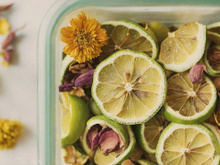 As pessoas estão misturando cascas de limão com flores secas para esses 5 usos caseiros