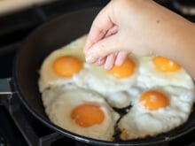 Adeus ovo frito grudado na frigideira: basta polvilhar esse ingrediente antes de colocar os ovos