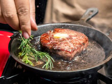 Quer um bife suculento? O TudoGostoso revela quando usar manteiga gelada na frigideira