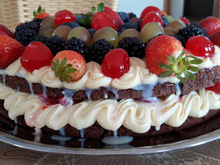 Naked cake de chocolate com brigadeiro branco e frutas vermelhas
