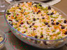 Arroz natalino fácil para acompanhar os pratos especiais do Natal: receita do TudoGostoso tem a mistura de sabores e texturas