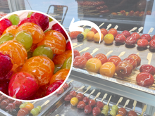 Você já ouviu falar em tanghulu? Esse espetinho de frutas chinês irresistível viralizou no Tiktok e todo mundo precisa provar!