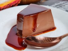 Aprenda como fazer pudim de chocolate sem forno e sem gelatina, com textura cremosa e preparo rápido