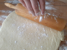 Como abrir massa de pizza, macarrão e biscoito sem rolo: dica com objetos caseiros é muito fácil