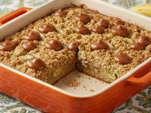 Descubra o segredo da cuca de banana que fica macia por dentro, crocante por fora e faz sucesso em qualquer lanche