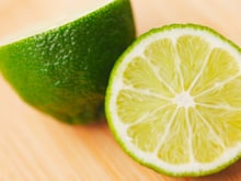 Pouca gente sabe, mas esse é o jeito certo de guardar o limão cortado na geladeira sem ressecar