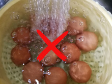 Jamais lave os ovos antes de guardar e armazene do lado certo: "A casca dele..."