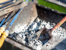 Quem tem cinzas de churrasco possui um tesouro: saiba como usar e aproveitar de forma inteligente