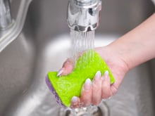 Se sua mãe não te ensinou, eu te ensino o jeito certo de higienizar a esponja de cozinha entre as trocas