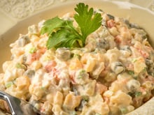 Salada de maionese é o prato que NÃO PODE faltar no Natal: pega essa receita fácil e barata!