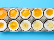 Ovos crus, ovos cozidos com a gema mole e ovos cozidos com a gema dura têm diferentes teores de proteína: qual oferece mais benefícios?