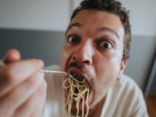 Você comete um desses 7 erros ao comer macarrão: aprenda como acertar no preparo e consumir o alimento de um jeito saudável