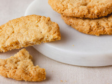 Combine aveia em flocos com coco para ter o melhor biscoitinho sem glúten para tomar com café!