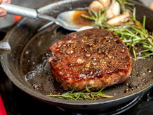 Se você coloca sal na carne 5 minutos antes de grelhar, pode estar perdendo sabor: o que um chef famoso recomenda para um prato mais suculento e saboroso