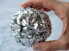 Adeus formigas e mosquitos com essa bola de papel-alumínio, solução simples e sem produtos químicos