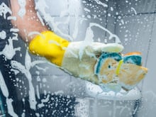 3 truques imprevisíveis que vão deixar o seu box brilhando tanto que vai parecer novo!