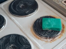 5 receitas caseiras incríveis para remover manchas de ferrugem do fogão e forno