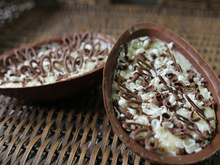 Meio ovo de chocolate com recheio de colher