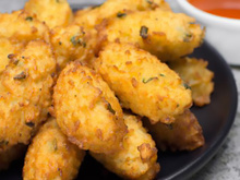 Esse bolinho de arroz sequinho é melhor do que muito salgado de padaria