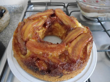 Bolo de laranja com banana caramelada