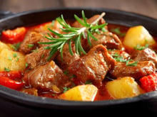Carmen, cozinheira: "O melhor ensopado de carne não é feito com caldo, mas sim com 2 cebolas e 125 ml de vinho branco"