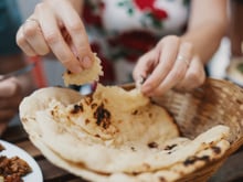 O pão árabe estraga muito rápido? Veja como fazer as massas finas durarem mais usando um truque simples