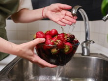 A fruta mais "suja" tem até 6 pesticidas usados em sua produção: saiba o que fazer antes de comê-la