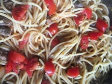 Espaguete com mignon ao molho de tomate