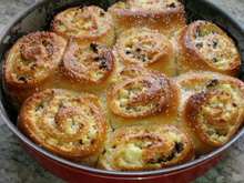 Pão doce recheado com ricota e uvas passas