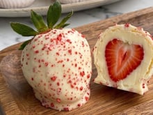 Morango cravejado: o bombom do amor viral com brigadeiro cremoso e coberto de pedacinhos crocantes