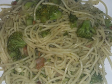 Espaguete com brócolis e bacon