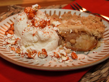 Crumble de maçã com sorvete e farofa de pipoca