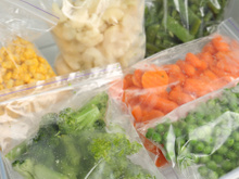 Seus vegetais congelados ficam murchos ou sem gosto? Saiba como cozinhar do jeito certo para manter o sabor e textura