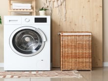 Lavanderia pequena? Otimize o espaço com 6 soluções simples e baratas