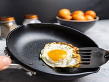 Depois que aprendi esse truque, os alimentos não grudam mais na frigideira: ela voltou a ser nova com um ingrediente