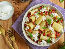 Macarrão com molho de tomate, ervilhas e burrata