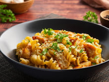 Tem 20 minutos? Então o jantar tá garantido com esse macarrão vegano cremoso que conquista até quem ama carne