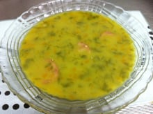 Sopa de ervilha com moranga, linguiça calabresa e couve manteiga