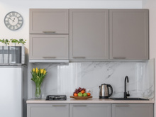 Adeus armários de cozinha: aposte nessa tendência barata, funcional e que vai dar mais amplitude para o cômodo