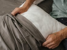 Se você tem fronhas velhas, tem um tesouro: elas podem resolver o mofo do seu guarda-roupas e proteger as peças!