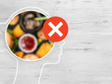 O que as mulheres NÃO devem comer para evitar uma perda de memória precoce: "Nosso cérebro literalmente funciona com nutrientes"