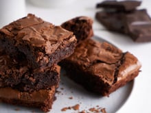Brownie bem chocolatudo e cremoso com a casquinha perfeita: como fazer a clássica receita americana de um jeito simples e rápido