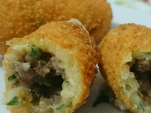 Bolinho de mandioca com carne moída e queijo: confira a receita